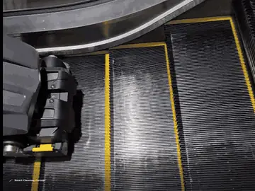 Animatie van de roltrapreiniging machine in werking, van behandeling tot resultaat